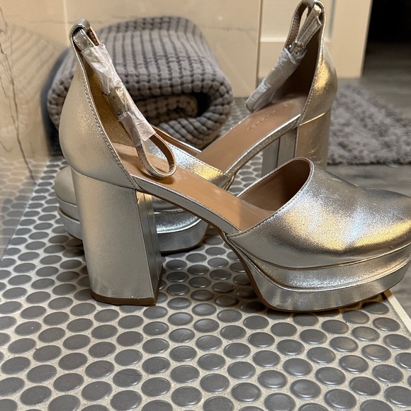 AEROSOLES Metallic Silver Platform Shoes - Picture 5 of 5